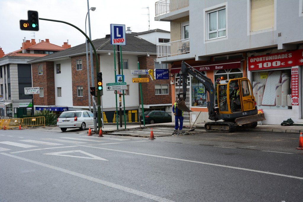Operarios trabajan en las obras de mejora de las aceras de la PO552