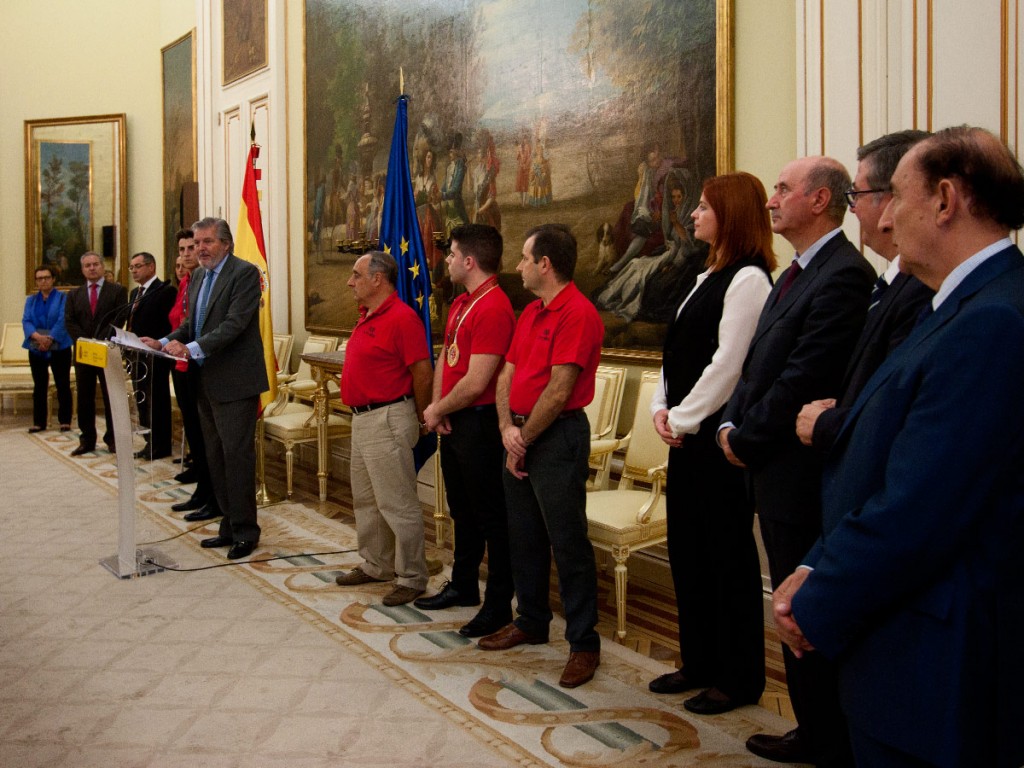 Ministro-Educación-recibe-alumno-CIFP-Compostela-distinguido-medalla-excelencia-campionatos-internacionais-Formación-Profesional