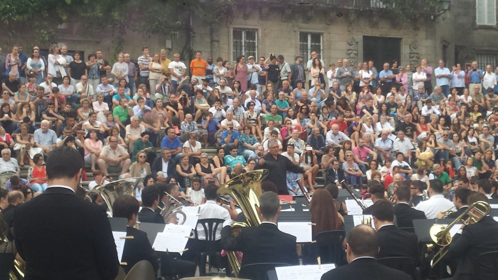 ciclo-Música-no-Camiño-continúa-achegando-música-galega-centos-peregrinos-chegan-cada-domingo-Compostela