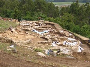 Os-traballos-campo-para-recuperación-consolidación-xacemento-Monte-Castro-Ribadumia-retomaranse-vindeira-primavera