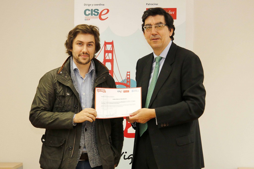 delegado-Xunta-Vigo-entrega-mozo-emprendedor-Pablo-Alberte-seu-diploma-coma-gañador-programa-Yuzz
