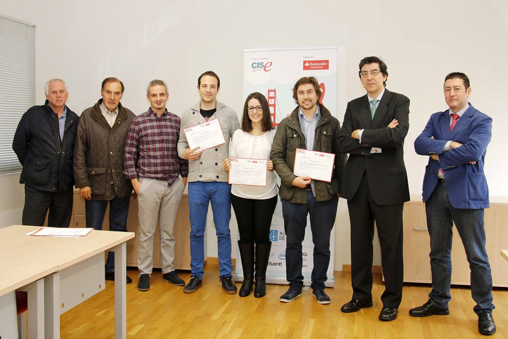 delegado-Xunta-Vigo-entrega-mozo-emprendedor-Pablo-Alberte-seu-diploma-coma-gañador-programa-Yuzz