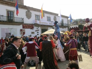 O novo equipo de goberno xunto aos carteis das últimas Arribadas
